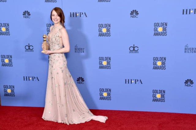 Alberto E. Rodriguez/AFP Emma Stone usou vestido nude da grife italiana Valentino no cerimônia do Globo de Ouro de ontem