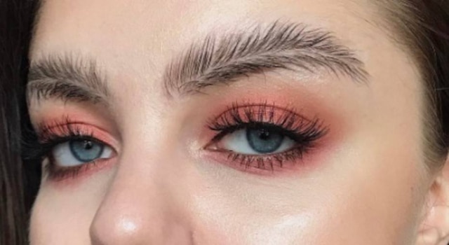 https://www.instagram.com/p/BStrN_DhdbC/?taken-by=stella.s.makeup 'FeatherBrow' foi uma criação da maquiadora Stella Sironen.
