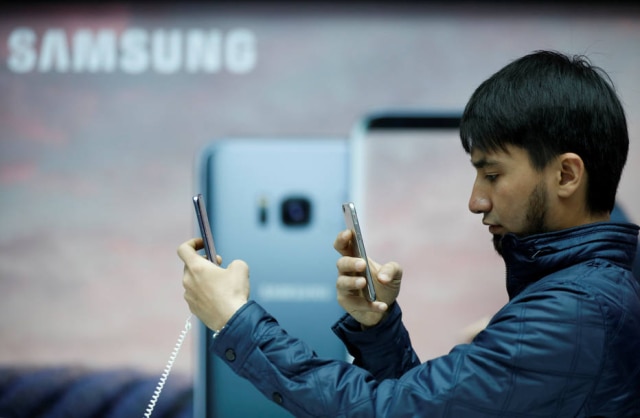 REUTERS/Kim Hong-Ji Marca pediu que seguidores do Twitter contassem qual foi a primeira foto tirada com o celular, homem resolveu fazer uma brincadeira e a marca deu uma resposta arrasadora.