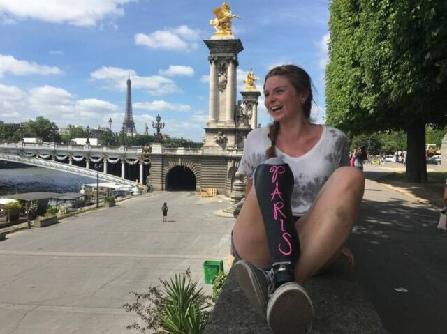 Reddit/ devgal Em cada um dos destinos, a jovem norte-americana escreve onde está em sua prótese
