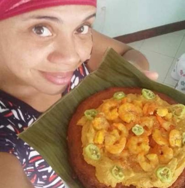 Imagem cedida por Cris Santos Cris Santos ao lado de sua criação