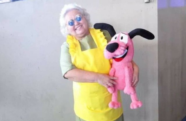 Facebook/ @tiasolboladona Tia Sol se veste de Muriel, do desenho animado 'Coragem, o Cão Covarde'