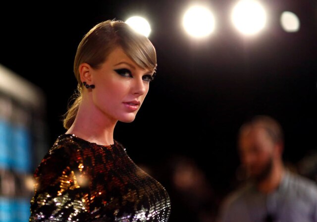 Mario Anzuoni/Reuters Taylor Swift se escondeu dos fãs ao sair do casamento de uma amiga nos Estados Unidos.