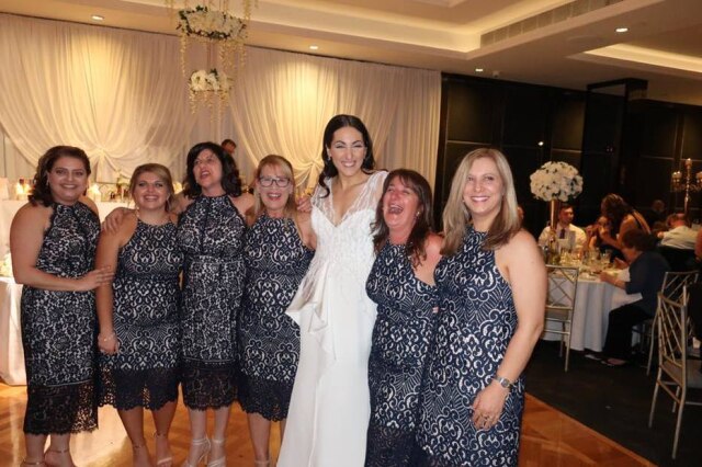 Facebook.com/Debbie.speranza Seis mulheres escolheram o mesmo vestido para irem a um casamento.