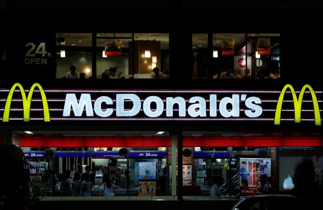 Yuya Shino/Reuters O McDonald's dos Estados Unidos está fazendo promoção de Valentine's Day em que vai sortear um anel de ouro e diamantes no formato de um Big Mac