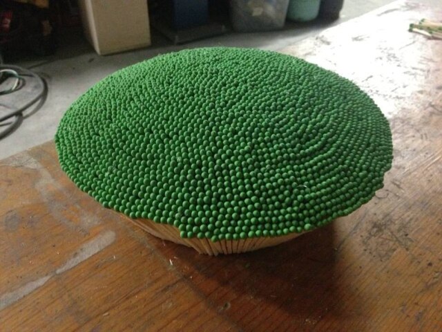 Imgur / @wallacemk Esfera de fósforos sendo montada.