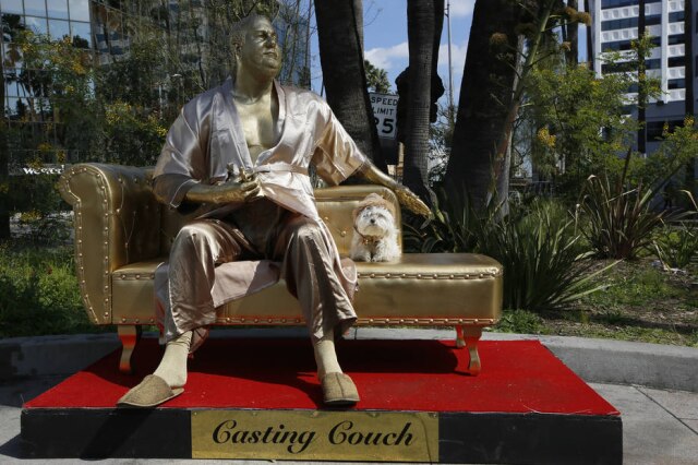 Damian Dovarganes / AP Estátua de Harvey Weinstein em Hollywood