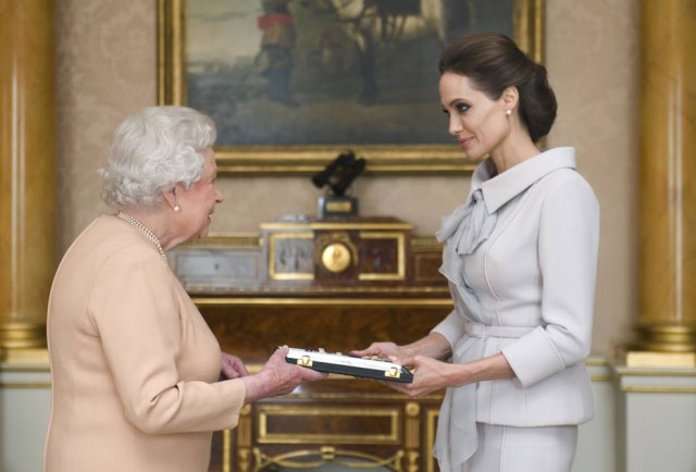 REUTERS/Anthony Devlin Rainha Elizabeth e Angelina Jolie.