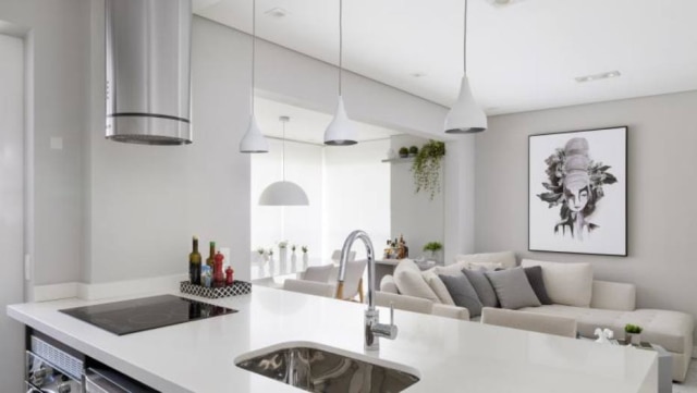 Julia Ribeiro Luminárias pendentes trazem luz pontual para cozinha e sala de jantar