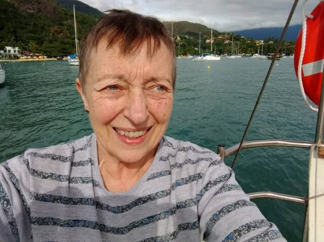 Imagem cedida por Elfriede Galera Elfriede Galera, de 63 anos, atua o ano inteiro na divulgação de informações sobre o câncer de mama.