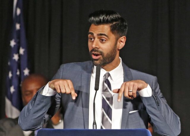 AP Photo / Kathy Willens, Arquivo) O comediante muçulmano-americano Hasan Minhaj em Nova York, em maio de 2017