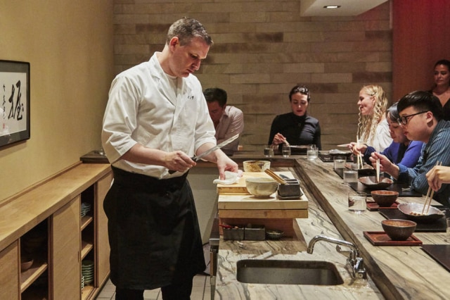 Christina Holmes/NYT No Shoji at 69 Leonard Street, Derek Wilcox faz sushis tradicionais e pratos kaiseki.