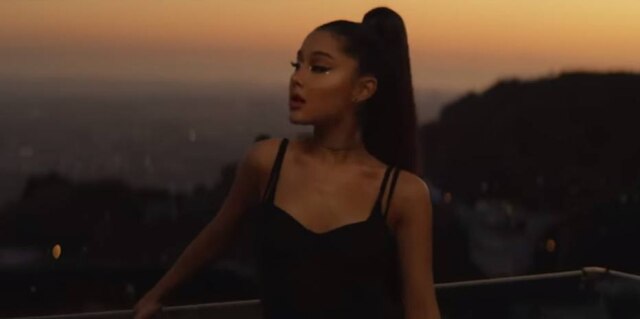 Youtube/ArianaGrande A cantora Ariana Grande no clipe de 'break up with your girlfriend, i'm bored'.