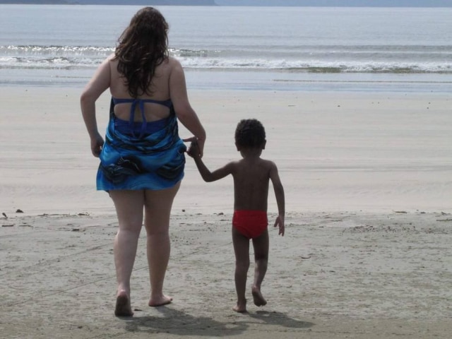 Cedida por Karla Oliveira Karla Oliveira e filho se divertem na praia. Mãe preferiu não revelar o rosto e a identidade do menino para evitar comentários preconceituosos.