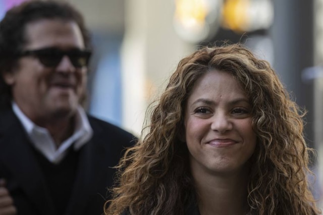 Bernat Armangue/AP Photo Shakira e Carlos Vives ao chegarem no tribunal de Madrid, em março de 2019.