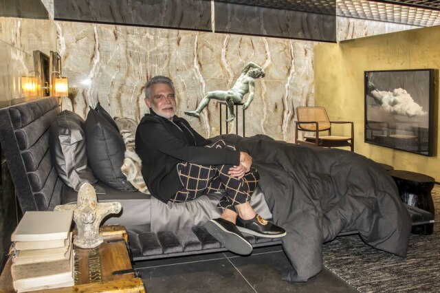 Zeca Wittner O arquiteto Leo Shehtman na cama de seu ambiente vencedor
