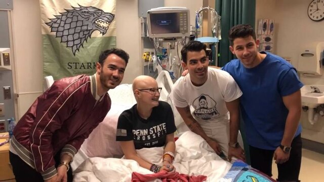 Reprodução Facebook/ Centro Médico Milton S. Hershey Os integrantes da banda Jonas Brothers visitaram em hospital uma fã que estava fazendo quimioterapia