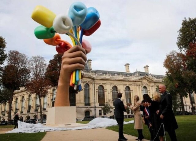 REUTERS/Phillippe Wojazer Escultura dedicada a vítimas do Bataclan, em Paris, é vista perto do museu do Petit Palais, em Paris.