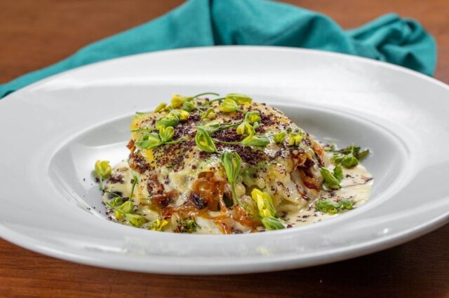 Romulo Regini Lasanha de lascas de bacalhau, brócolis, cebola caramelizada e burrata, do Due Couchi.