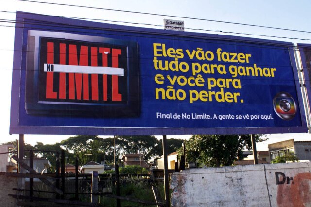 Paulo Pinto / Estadão À época de 'No Limite', ainda eram permitidos outdoors na cidade de São Paulo, como este instalado na Avenida Engenheiro Caetano Alvares, em dezembro de 2001