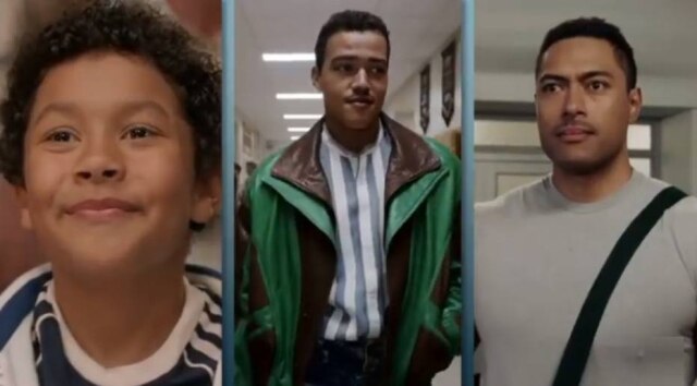 Reprodução de 'Young Rock' (2021) / NBC Atores interpretam Dwayne Johnson durante a juventude na série 'Young Rock'