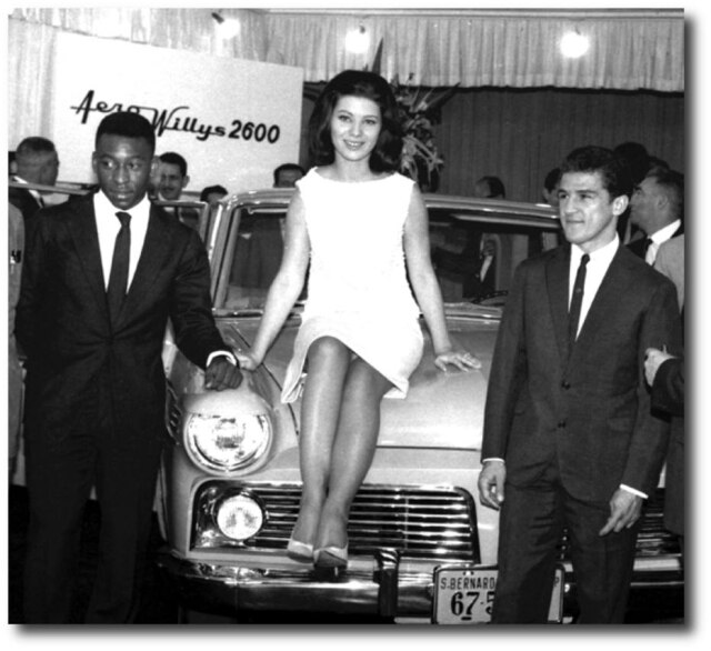 Vizzoni/Estadão Festa de lançamento do Aero Willys, com a participação de Pelé e do pugilista Éder Jofre e da Miss Brasil Maria Olívia Rebouças, 1962.