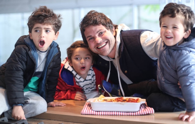 Werther Santana/Estadão Marcelo Tanus preparando macarrão com seus filhos