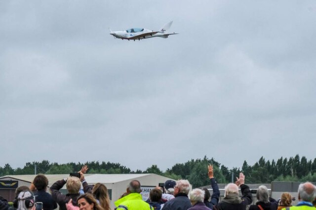 NICOLAS MAETERLINCK / BELGA / AFP No aeroporto de Kortrijk-Wevelgem, sua família, amigos, o prefeito da cidade e alguns jornalistas se reuniram para testemunhar o início de sua aventura.