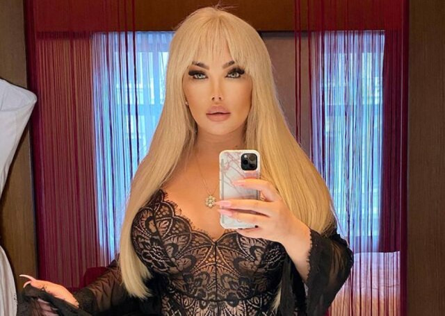 Reprodução Instagram / @jessicaalvesuk A trans Jessica Alves, antes conhecido como Ken humano, fará mais uma cirurgia de mudança de sexo.