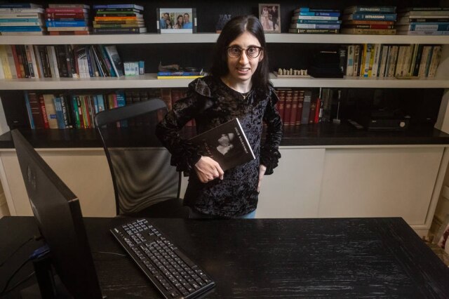 Taba Benedicto A jovem Julie Goldchmit, de 25 anos, que tem autismo, é assistente de marketing na Unilever e pretende ser embaixadora da diversidade na empresa.