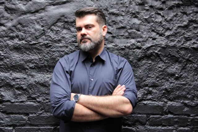 Reprodução Cristian Resende posa em frente a Cartel 011