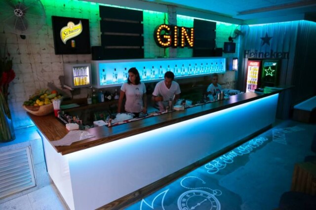 Ali Karakas|Divulgação Balcão do bar G&T, exclusivo de gim, sob o comando de Talita Simões