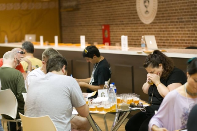 Daniel Zimmerman|Divulgação Parece fácil, mas não é. Mais de 100 cervejas provadas em três dias de concurso
