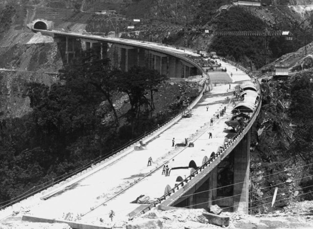 Acervo/Estadão Construção da rodovia dos Imigrantes em foto de 1975