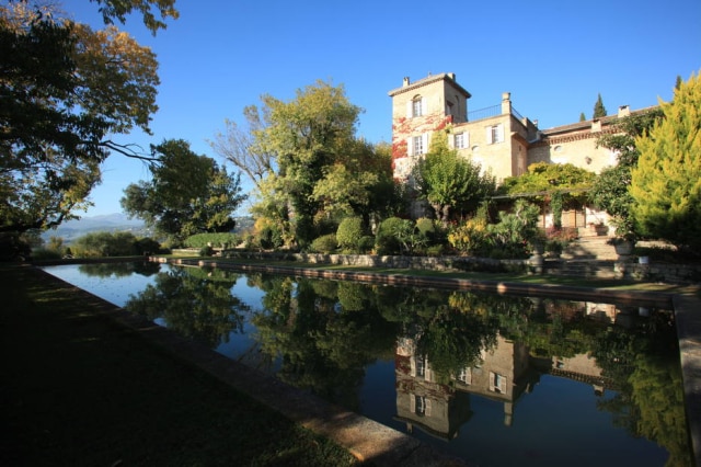 Benjamin Decoin/Divulgação O castelo La Colle Noire refletido no espelho d’água
