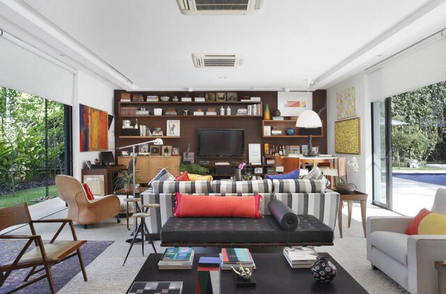 Divulgação Living decorado pelo arquiteto Chicô Gouvêa, onde a preocupação com boas condições de circulação e luminosidade, dois aspectos enfatizados em seus projetos, se fazem notar