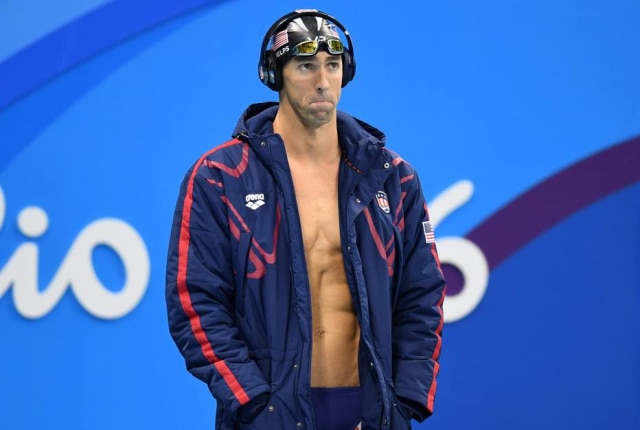 EFE/EPA/BERND THISSEN Michael Phelps costuma usar sua parka antes das competições