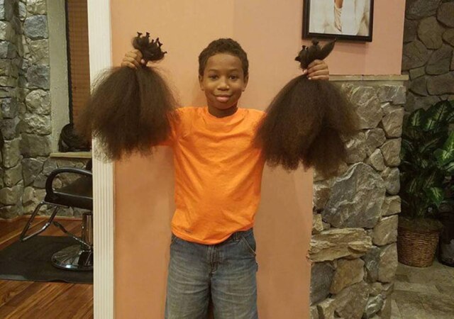 Reprodução/Facebook Menino deixa cabelo crescer para doar a crianças que passaram por quimioterapia.