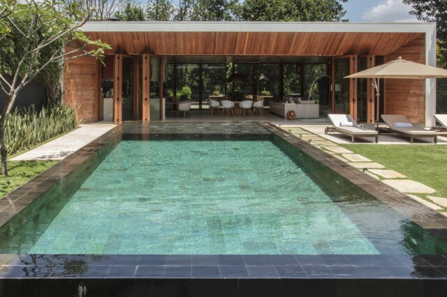 Zeca Wittner/Estadão A piscina do paisagista Gilberto Elkis vista do setor gourmet da casa, que fica no Alto da Boa Vista