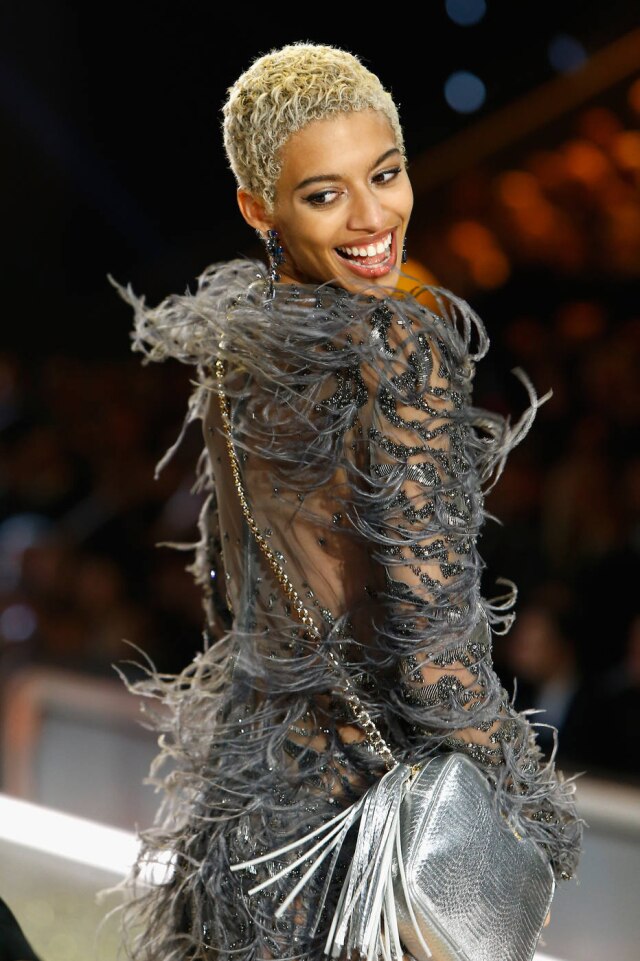 Photo by Julien M. Hekimian/Getty Images for Swarovski Jourdana Phillips assumiu a textura natural dos fios há menos de um mês