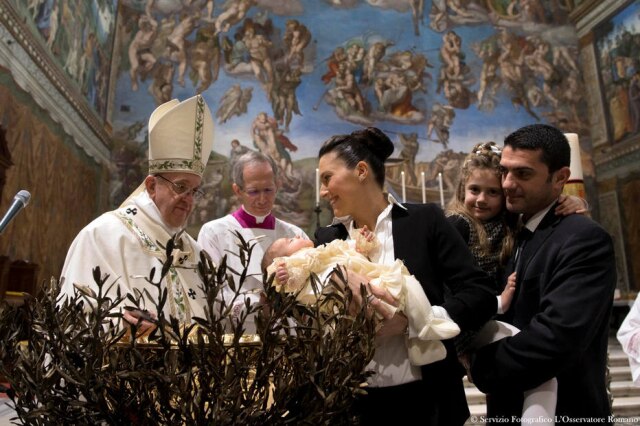 Osservatore Romano/Reuters Papa batiza 28 crianças na Capela Sistina