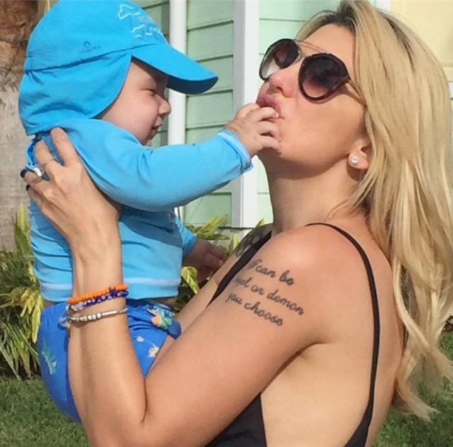 Reprodução/Instagram Antônia Fontenelle com o caçula, Salvatore. A apresentadora está sem aliança.