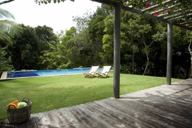 Divulgação/Celina Germer Nesta casa de Trancoso, também na Bahia, a piscina termina no trecho de uma floresta.