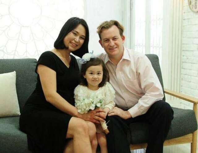 Reprodução Facebook O casal Robert Kelly e Jung-a Kim, com sua filha mais velha