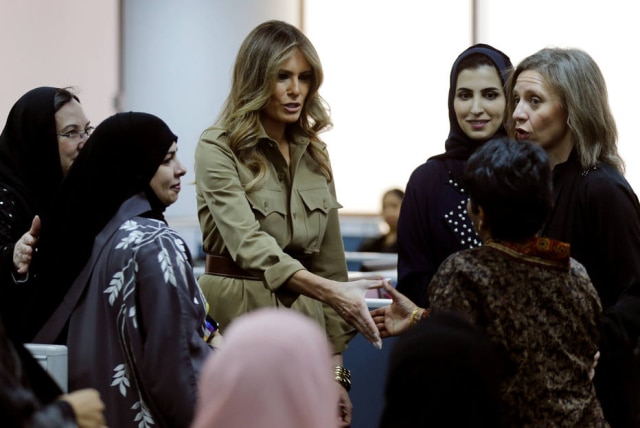 REUTERS/Hamad I Mohammed Melania Trump ao lado das funcionárias da General Electrics em Riyadh, na Arábia Saudita