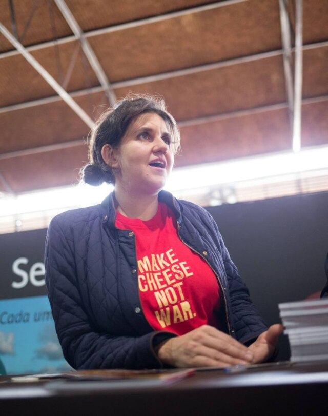 Daniel Teixeira|Estadão Mestre queijeira. Débora ensina cura aos queijeiros