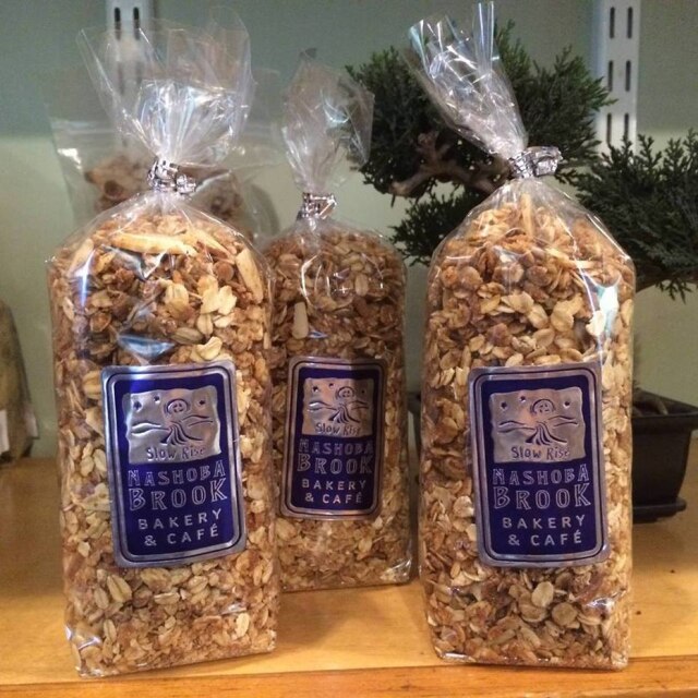 Facebook/Nashoba Brook Bakery A Granola Nashoba lista 'amor' como um dos ingredientes.
