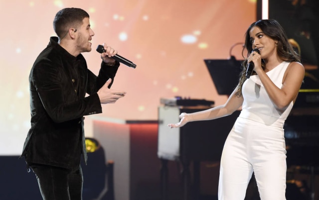 Chris Pizzello/Invision/AP Nick Jonas e Anitta cantando Looking For Paradise no evento Person of the Year em homenagem a Alejandro Sanz.