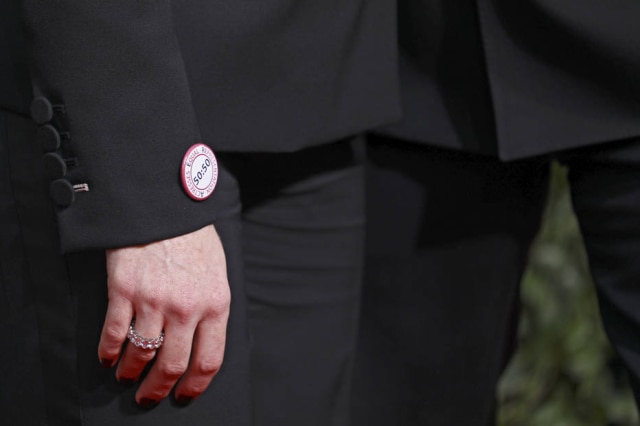 Damon Winter/The New York Times O broche "50:50 Equal Representation Actresses" na manga de Claire Fox é o nome de uma ONG que defende uma maior divisão de papéis entre homens e mulheres na indústria cinematográfica