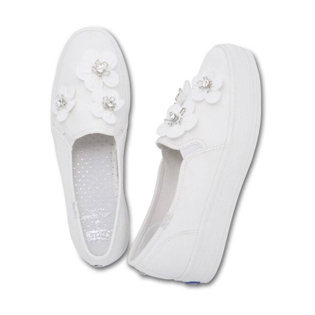 Keds/ Divulgação Flores aplicadas são uma tendência de vestidos de noiva que foi transformada em tênis